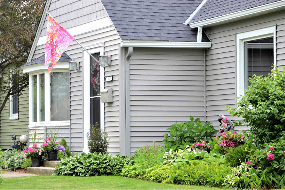 Side view of a beautifully painted home exterior in Hinckley, Ohio.