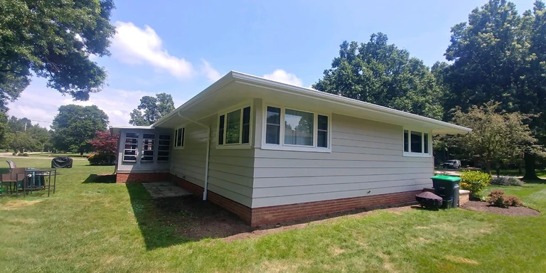 Ranch home with freshly painted light gray siding and white trim in Independence, Ohio