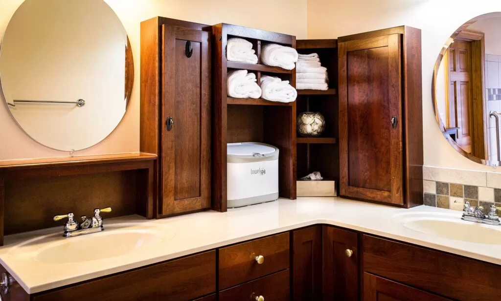 Bathroom with elegant cabinet refinishing in Avon, Ohio